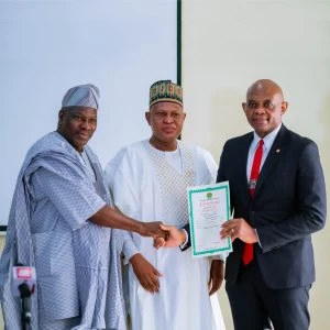 NAICOM: Presidente da Heirs Holdings recebe licença de operação para Heirs Insurance e Heirs Life